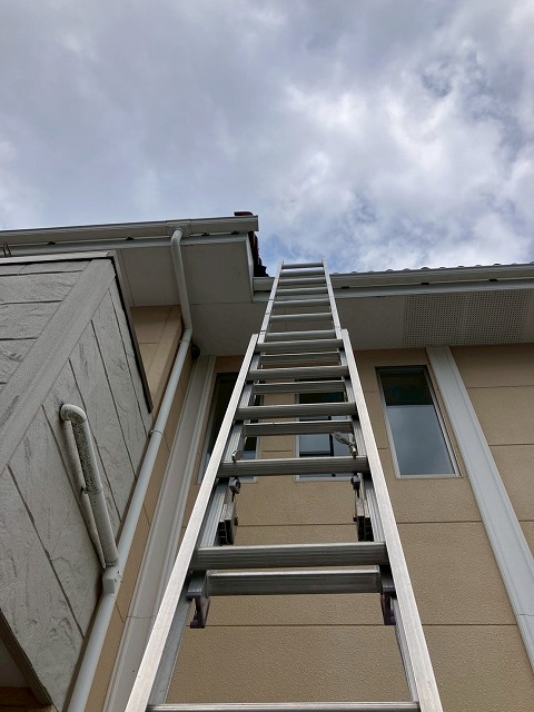 所沢市でモニエル瓦が使用された戸建て住宅の屋根点検を実施、漆喰の経年劣化も進行